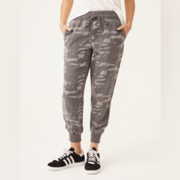 Monrow Gray Camo Joggers NWT Small - Picture 1 of 9